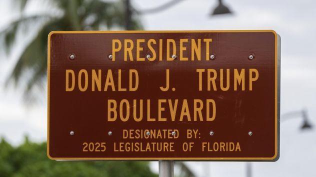도널드 트럼프 대통령의 이름으로 변경된 플로리다 팜비치의 도로 사진AP연합뉴스