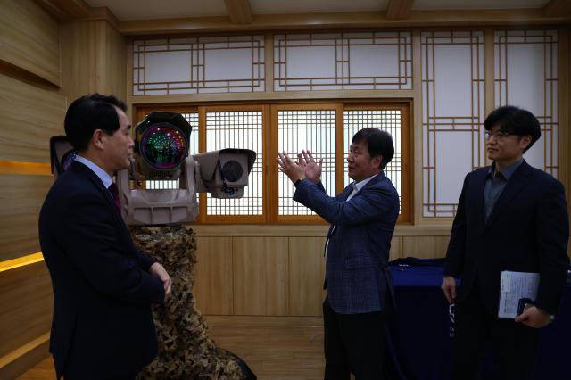 김영신 중소기업기술정보진흥원 원장가운데이 글로벌시스템스 박승국 대표왼쪽와 함께 기업의 감시 장비를 둘러보고 있다 사진ㄱ정원