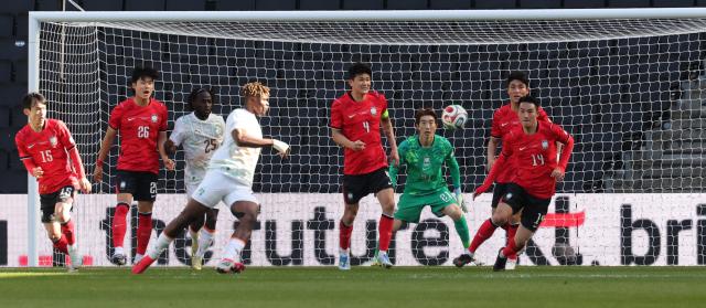 South Korea players face Ivory Coast in a friendly at Stadium MK in Milton Keynes, England, on March 28, local time. (Yonhap via AP)