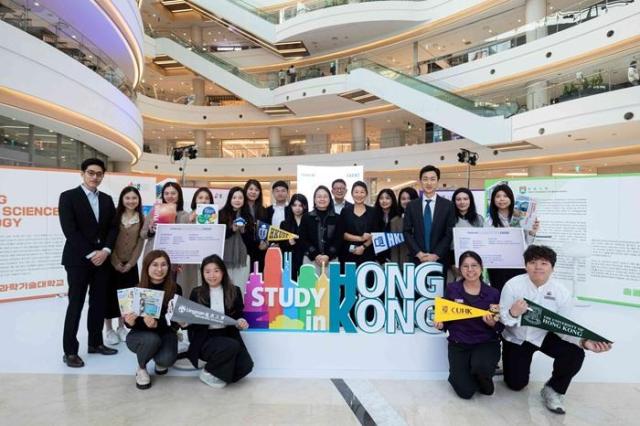 질리안 람Ms Gillian Lam 중화인민공화국 홍콩특별행정구HKSAR 정부 홍콩경제무역대표부 수석대표와 중국 홍콩 소재 8개 대학 관계자들이 단체 기념 촬영을 진행했다 사진스터디 인 홍콩 제공