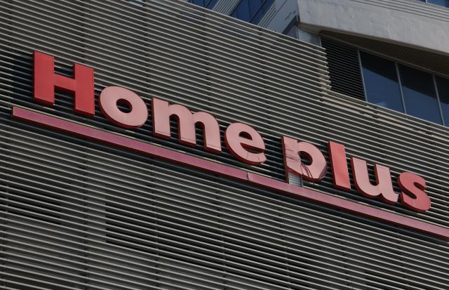 홈플러스 앞날은
서울연합뉴스 류영석 기자 기업회생절차를 밟고 있는 홈플러스가 본사 차장 이상 및 부서장 이상 직책자를 대상으로 희망퇴직을 시행한 가운데 28일 서울의 한 홈플러스 지점에 간판 일부가 손상된 모습
회사는 매출과 인력 수요가 크게 줄어들어 경쟁력을 강화하기 위해서는 본사 인력 효율화가 불가피한 상황이라며 이번 희망퇴직은 당면한 유동성 위기를 극복하고 경쟁력을 회복하기 위한 구조혁신의 일환이라고 밝혔다 2026128
ondolynacokr2026-01-28 143053
저작권자 ⓒ ㈜연합뉴스 무단 전재 재배포 금지 AI 학습 및 활용 금지저작권자 ⓒ ㈜연합뉴스 무단 전재 재배포 금지 AI 학습 및 활용 금지