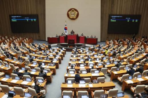 국회, 신임 상임위원장 선출...환율안정3법 등 민생법안도 60여건 통과(종합)