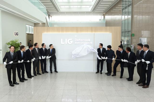 LIG DefenseAerospace가 31일 공식 출범했다 사진은 31일 LIG DA 2판교하우스에서 구본상 LIG 회장 신익현 LIG DA 대표이사 등 임직원과 관계자들이 현판 제막식을 하고 있다
