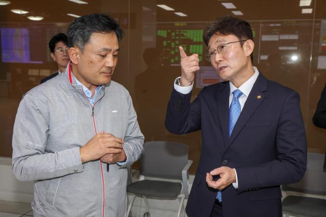 KT 박윤영 대표가 주요 네트워크 인프라 현황에 대한 설명을 듣고 있다사진KT