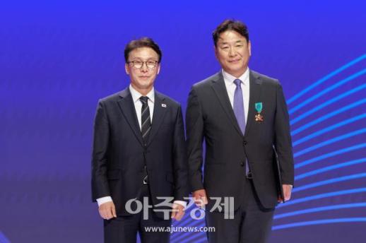 [포토] 이창원 케이에스시스템 대표이사, 석탑산업훈장 수상