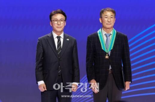 [포토] 김종섭 에코프로에이치엔 대표이사, 동탑산업훈장 수상