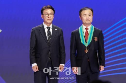 [포토] 송현종 SK하이닉스 사장, 은탑산업훈장 수상