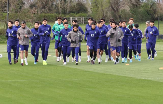 러닝으로 몸 푸는 한국축구대표팀 코트디부아르전을 앞둔 한국 축구 국가대표팀 선수들이 25일현지시간 영국 런던 북서쪽 밀턴킨스 MK돈스 훈련장에서 본격적인 훈련에 앞서 러닝으로 몸을 풀고 있다 사진연합뉴스 