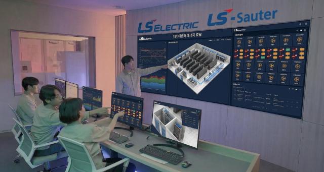 AI 기반 데이터센터 공조관리 솔루션 상황실에서 근무자들이 모니터링하고 있는 모습 사진LS일렉트릭