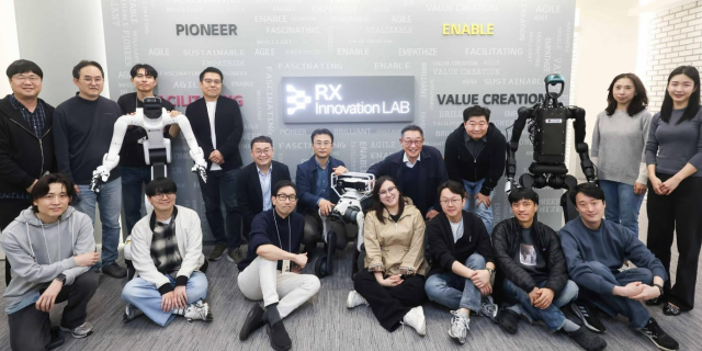 LG CNS RX 이노베이션 랩 출범식에서 임직원들이 기념사진을 촬영하고 있다