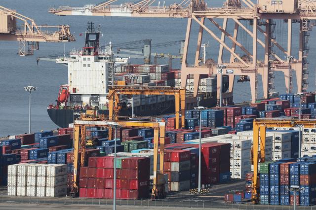 경기도 평택항에 컨테이너가 쌓여있는 모습 사진연합뉴스