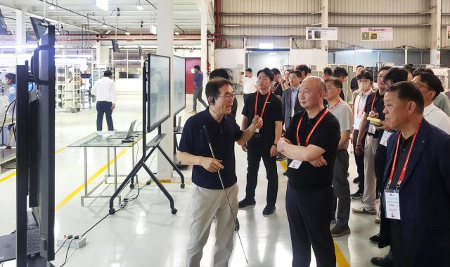 생산성 개선 우수 사례로 꼽힌 LG전자 국내 협력사의 인도 현지 공장을 LG전자와 협력사 임직원들이 함께 둘러보고 있다 사진LG전자