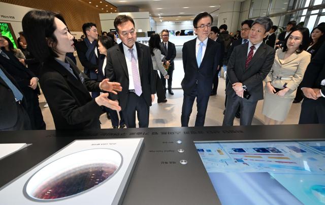 지난달 18일 제57기 삼성전자 정기주주총회에서 신제윤 삼성전자 이사회 의장을 비롯한 관계자들이 반도체에 대한 설명을 듣고 있다 사진연합뉴스