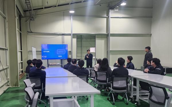 솔라라이트는 지난달 30일 경일대학교 라이즈RISE R-CUBE센터에서 산업통상자원부가 지정한 경북형 K-IVY 프로젝트 REGO 인력양성사업의 일환으로 이차전지 재활용·재사용 기술 교육을 진행했다 사진솔라라이트 제공