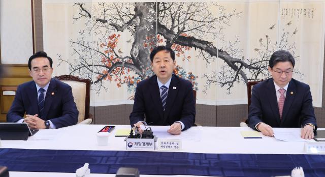 구윤철 부총리 겸 재정경제부 장관이 1일 서울 종로구 정부서울청사에서 열린 거시재정 금융간담회에서 발언하고 있다왼쪽부터 박홍근 기획예산처 장관 구윤철 부총리 이억원 금융위원장사진연합뉴스