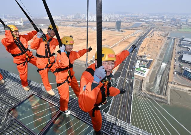 유정복 인천광역시장이 25일 청라하늘대교에서 개장을 앞둔 관광시설을 점검하고 있다 사진인천시