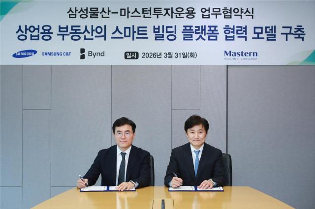 삼성물산 이주용 DxP사업부장부사장과 마스턴투자운용 박형석 대표이사가 업무협약을 맺고 있다 사진삼성물산 건설부문