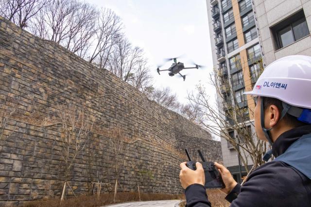 DL이앤씨 직원이 드론 활용 공용부 품질점검을 진행하고 있다 사진DL이앤씨