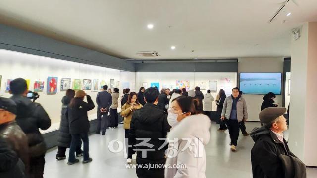 지난 1월 중국 랴오청시 운하미술관에서 열린 전시회에 많은 관람객이 방문해 전시된 수상작품을 감상했다사진아주글로벌교류협회 
