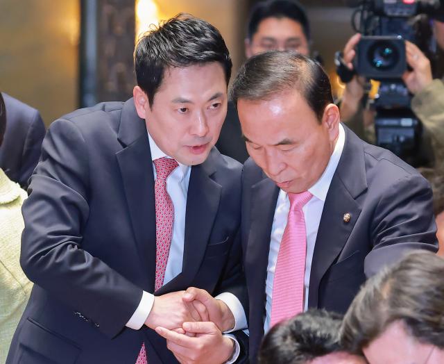 국민의힘 장동혁 대표가 국민의힘 1일 6·3 지방선거 공천 마무리와 국회의원 재·보궐선거 공천 작업을 맡을 새 공천관리위원장에 자당 4선 박덕흠 의원을 선임하겠다고 밝혔다 사진은 지난 31일 국회에서 열린 국민의힘 의원총회에서 장동혁 대표와 박덕흠 의원이 대화하는 모습 사진연합뉴스