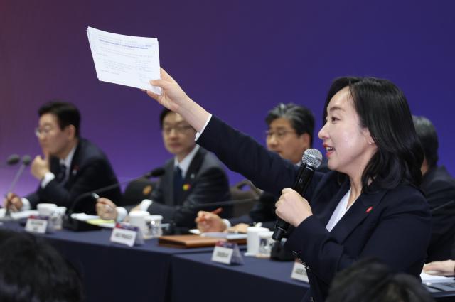 전은수 부대변인이 지난 1월 23일 울산전시컨벤션에서 열린 이재명 대통령의 타운홀미팅 간담회에서 발언자를 지정하고 있다 사진연합뉴스