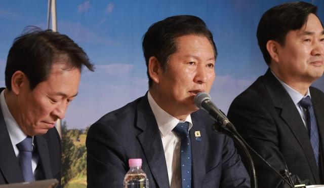 정청래 더불어민주당 대표가 1일 강원 철원새마을금고 본점 대회의실에서 열린 현장 최고위원회의에서 발언하고 있다 사진연합뉴스