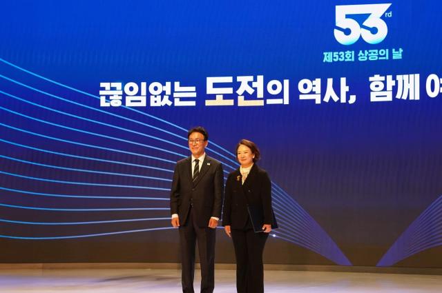 최현수 깨끗한나라 회장오른쪽이 지난달 31일 대한상공회의소 국제회의장에서 열린 ‘제53회 상공의 날’ 기념식에서 대통령 표창을 수상한 뒤 김민석 국무총리와 기념 촬영을 하고 있다  사진깨끗한나라