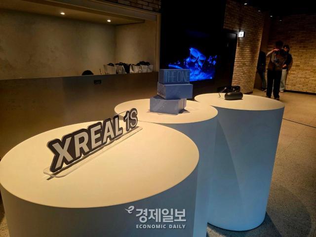 행사장 입구에 전시된 엑스리얼 S1의 모습