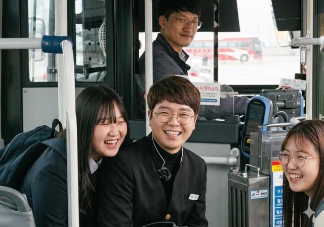 경주시가 1일부터 시행하는 어린이·청소년 시내버스 요금 전면 무료 정책 홍보영상 촬영 현장 모습 사진경주시