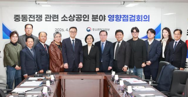 한성숙 중소벤처기업부 장관앞줄 왼쪽 6번이 1일 오전 서울 여의도동 소상공인연합회에서 열린 소상공인분야 영향 점검회의에서 참석자들과 기념촬영을 하고 있다 사진중기부