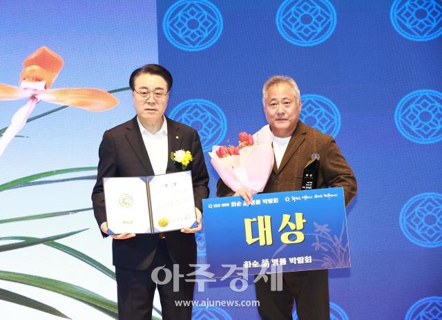 화순난명품박람회에서 대상을 받은 황재하씨사진 오른쪽가 1일 구복규 화순군수와 기념사진을 찍고 있다 사진화순군