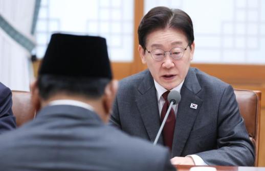 韓, 印尼와 경제소통 플랫폼 MOU 16건 체결…국궁 무예서 선물