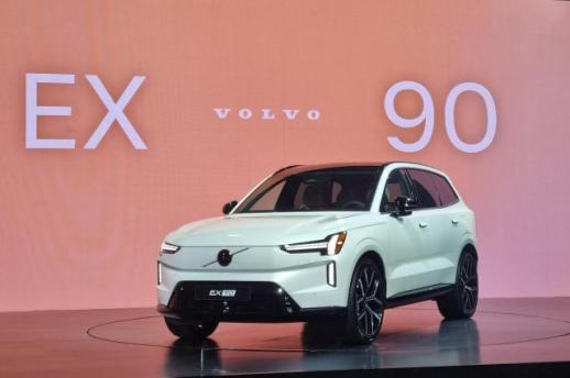 볼보, 1000만원 낮춘 전기 SUV EX90 공개…가장 안전한 차