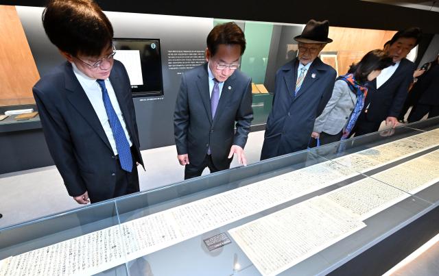 유정복 인천광역시장이 1일 인천시립박물관에서 개관 80주년 기념 특별전 인천 세계의 바다에 뛰어들다를 관람하고 있다 사진인천시