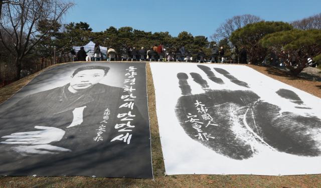 21일 서울 용산구 효창공원에서 안중근의사 순국 116주년 추모식이 열리고 있다 사진연합뉴스
   
