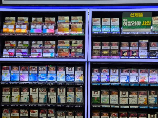 서울의 한 편의점 내 담배 가판사진조재형 기자