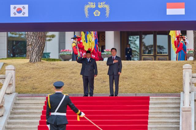 이재명 대통령과 프라보워 수비안토 인도네시아 대통령이 1일 청와대에서 열린 국빈 방한 공식 환영식에서 사열대에 등단해 경례하고 있다 사진청와대