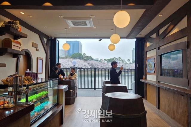 메이플 아일랜드에서 테마 식음료를 판매하는 메이플 스위츠 내부 모습 사진류청빛 기자