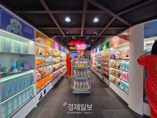 넥슨 메이플스토리 관련 굿즈를 판매하는 메이플 스토어 내부 모습 사진류청빛 기자