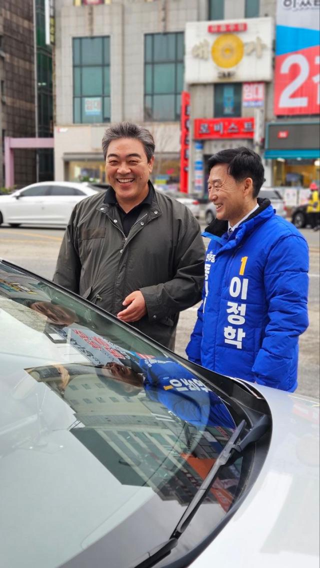 배우 이원종 씨왼쪽와 이정학 동해시장 예비후보오른쪽가 맞손을 잡고 있다 사진이정학 동해시장 예비후보 사무실