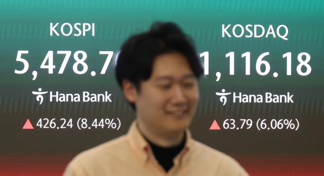 코스피가 급등한 1일 서울 중구 하나은행 딜링룸 현황판에 코스피·코스닥 종가가 표시돼있다 사진연합뉴스