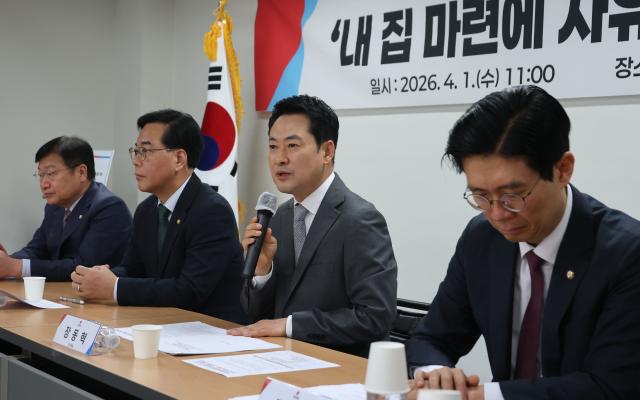 장동혁 국민의힘 대표왼쪽 셋째가 1일 서울 마포구 소재 아파트 단지와 공인중개사무소를 방문해 현장을 점검한 뒤 부동산 분야 공약을 발표하고 있다 사진연합뉴스