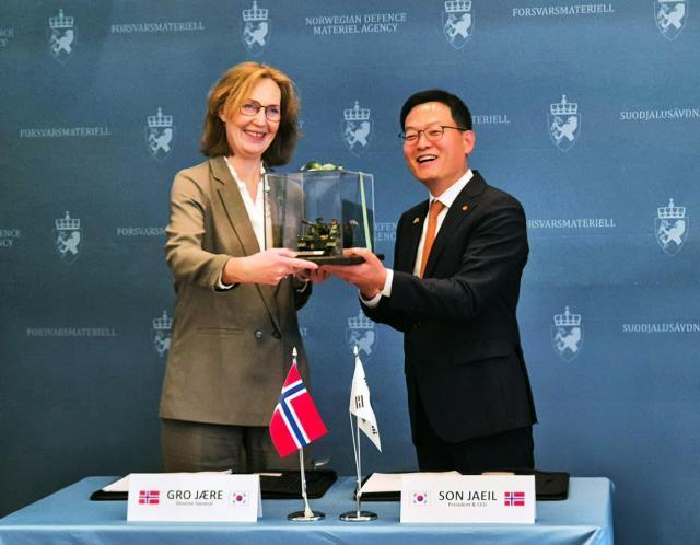 지난해 9월 노르웨이 국방물자청에서 열린 노르웨이 K9 계약식에서 손재일 한화에어로스페이스 대표이사오른쪽와 그로 예레 노르웨이 NDMA 청장이 기념품을 교환하고 있다 사진한화에어로스페이스