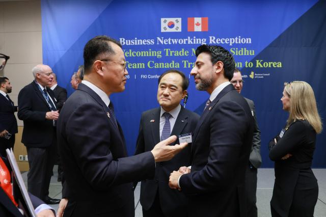 마닌더 시두 캐나다 국제통상부 장관오른쪽이 1일 FKI타워에서 열린 캐나다 시두 통상장관 환영 리셉션에 참석해 기업인과 환담을 나누고 있다