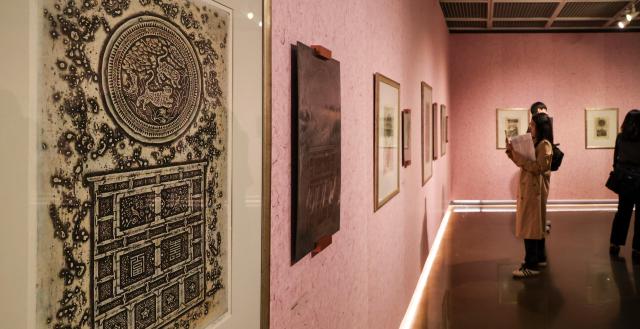 A visitor views works at the Kim Sang-yu centennial exhibition “Unworn” at the Seoul Museum in Jongno District Seoul March 31 2026 AJP Yoo Na-hyun 20260331