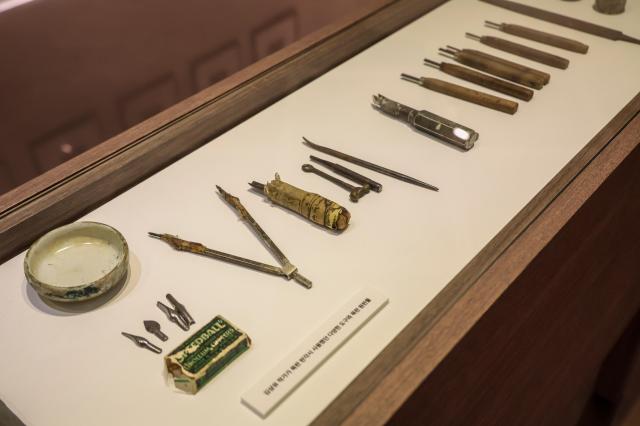 A visitor views works at the Kim Sang-yu centennial exhibition “Unworn” at the Seoul Museum in Jongno District Seoul March 31 2026 AJP Yoo Na-hyun 20260331