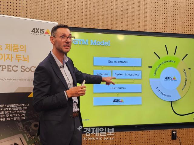 에티엔 반 데어 와트 엑시스커뮤니케이션즈 아태지역 총괄 부사장이 1일 서울 삼성동에서 국내 사업 전략을 소개하고 있다 사진선재관 기자
