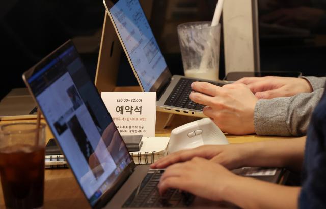 Participants gather for an “Admin Night” session at a café in Gwanak District Seoul March 31 2026 AJP Yoo Na-hyun