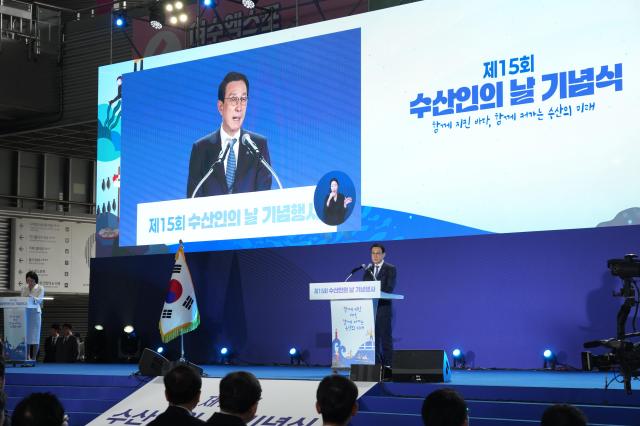 노동진 한국수산산업총연합회장이 1일 전남 여수세계박람회장에서 열린 제15회 수산인의 날 기념식에서 개회사를 하고 있다 사진수협중앙회