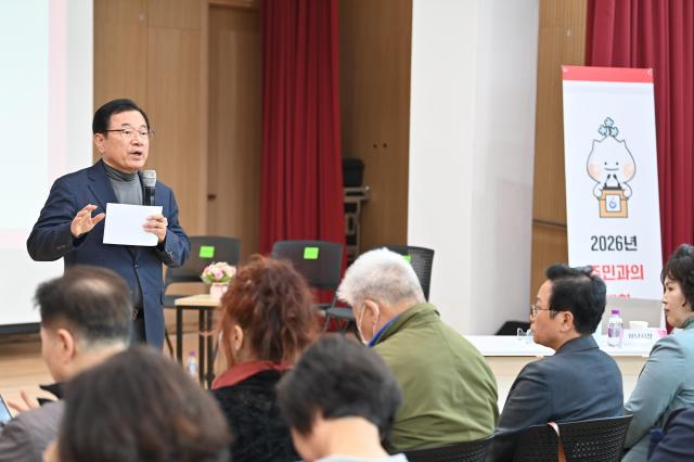 3월 31일 위례도서관에서 개최된 ‘2026년 주민과의 대화 위례권역 결과보고회’에서 이현재 시장이 주민의 질의에 답하고 있다 사진하남시